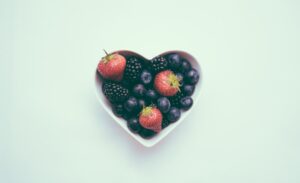 Hartvormige kom met aardbeien